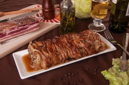 Мясной рулет с капустой и беконом