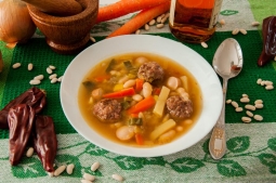 Острый фасолевый суп с фрикадельками